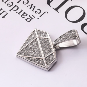 Ciondolo a forma di diamante con zirconi cubici su elegante collana a catena cubana