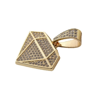 Pendaglio hip hop a forma di diamante placcato oro con strass bianchi su sfondo bianco