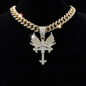 Gedetailleerde vleugelkruis hanger met strass op een dikke gouden Cubaanse ketting