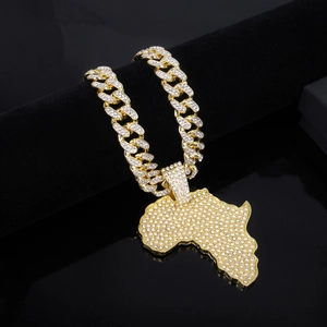 Pendentif carte Afrique or glacé avec cristaux sur détail de chaîne cubaine