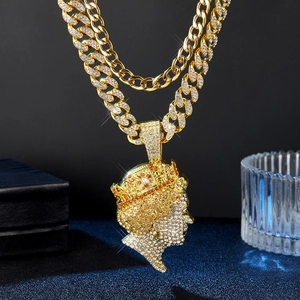 Nahaufnahme des Hip-Hop-Queen-Anhängers mit goldener Panzerkette auf luxuriösem Hintergrund