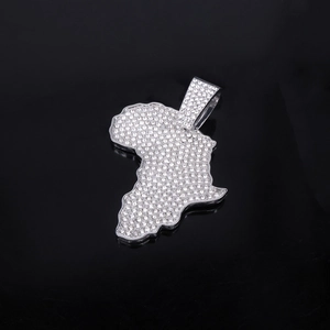 Collier pendentif carte Afrique style hip-hop avec cristaux sur fond noir élégant