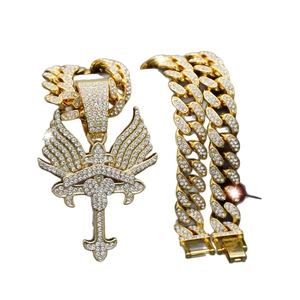 Hip-hop gouden Cuban link ketting met ijs-uitgevoerde vleugelkruis hanger op wit