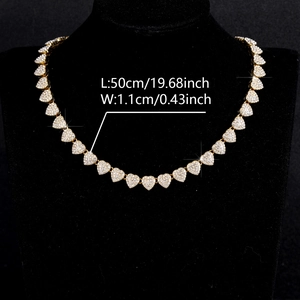 Dettaglio macro della collana cuore con lunghezza 50 cm e larghezza elemento 1,1 cm
