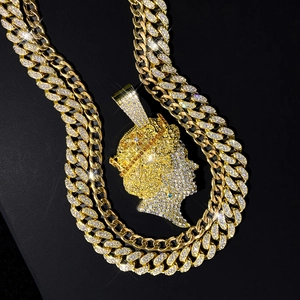 Detail der Hip-Hop-Gold-Kubakette mit Queen-Anhänger und funkelnden weißen Zirkonia