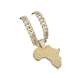 Collier hip hop avec pendentif carte de l'Afrique et cristaux sur chaîne cubaine dorée