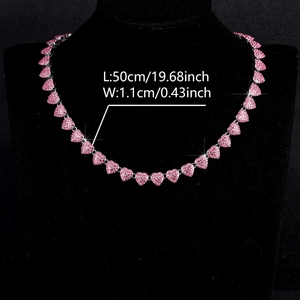Dettaglio collana cuore con strass rosa, dimensioni lunghezza 50cm e larghezza 1,1cm
