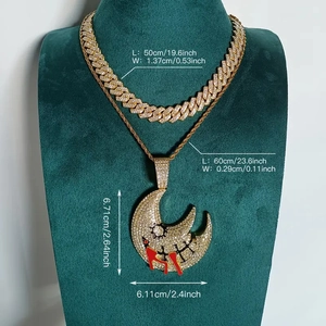 Hip-Hop-Schmuckset mit eisgekühlter Panzerkette und großem Mondanhänger auf einer Büste