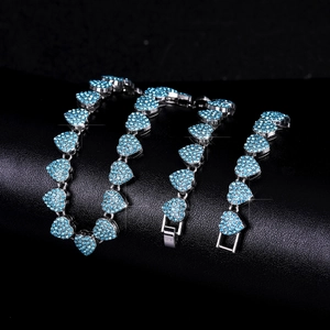 Collana a maglie a cuore in argento con cristalli blu su sfondo nero materico
