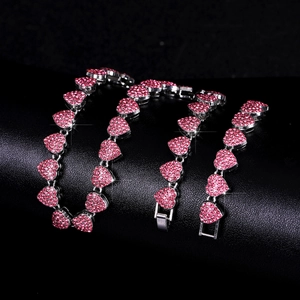 Set collana e bracciale scintillanti con maglie in cristallo rosa a forma di cuore