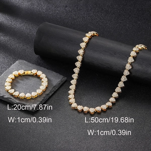 Ensemble collier et bracelet cœur doré avec diamants et dimensions sur fond noir