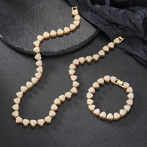 Détail de l'ensemble de bijoux dorés en forme de cœur sertis de cristaux brillants