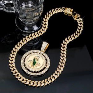 Goldener St. Jude Anhänger mit grünem Emaille und Zirkonia an dicker Gliederkette