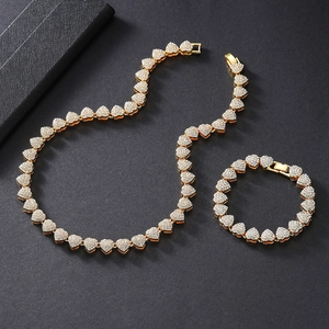 Vue détaillée de l'ensemble collier et bracelet cœur doré serti de strass brillants