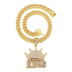 Hip Hop King Krone Anhänger in Gold mit Strasssteinen an einer klobigen Panzerkette
