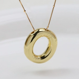 Detailansicht einer goldenen Bubble-Halskette mit feiner Perlenkette und strukturierter Optik