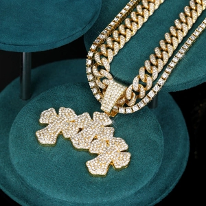 Collana con ciondolo a croce a strati in oro e catena cubana spessa per uomo