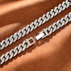 Dettaglio macro della catena cubana argento con strass incastonati e chiusura a scatto