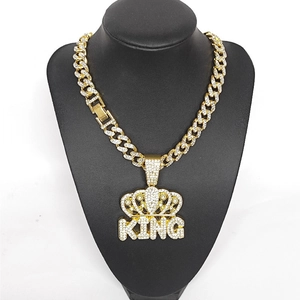Détail du pendentif couronne King doré serti sur une grosse chaîne à mailles cubaines