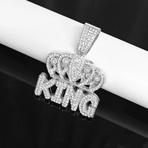 Pendentif King style hiphop serti de zircons blancs et couronne en finition argentée