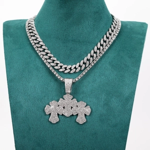 Set di collane hip hop in argento con triplo pendente a croce e strass scintillanti