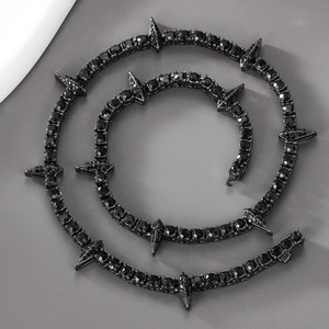 Schwarze Gothic-Halskette mit Stachel-Design und Strassbesatz in einer Spiral-Anordnung