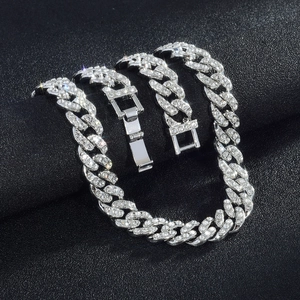Dettaglio macro della catena cubana argento da 11mm con cristalli pavé e chiusura a scatto