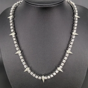 Punk Silberkette mit Zirkonia und weißen Emaille-Sternen auf einer schwarzen Büste