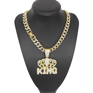 Pendentif King doré avec couronne et strass sur une grosse chaîne à mailles gourmette
