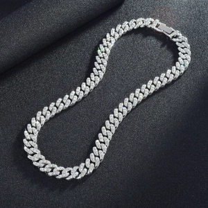 Dettaglio macro della catena cubana argento da 11mm con zirconi AAA su pelle nera di lusso