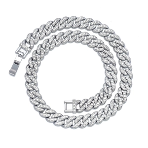 Dettaglio della catena cubana argento 11mm con diamanti e chiusura rettangolare di sicurezza