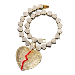 Collier hiphop doré avec pendentif cœur brisé en strass et fissure rouge sur chaîne