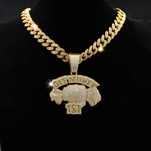 Détail des pendentifs GET MONEY et 1ST avec strass sur une chaîne cubaine dorée