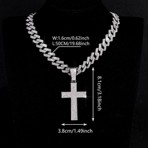 Detail van hip-hop kruis hanger en iced out Cuban ketting op zwarte buste display set