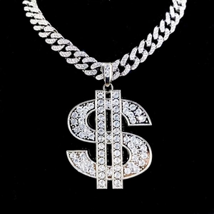 Catena cubana d'argento con pendente a segno di dollaro con brillanti su sfondo nero