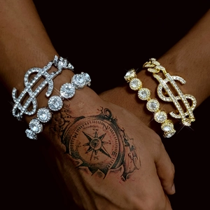 Nahaufnahme der gold- und silbernen Dollarzeichen-Armbänder und Tennisarmbänder mit Zirkonia