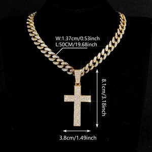 Detail van de iced out kruishanger aan 13,7mm Cubaanse ketting met afmetingen erbij