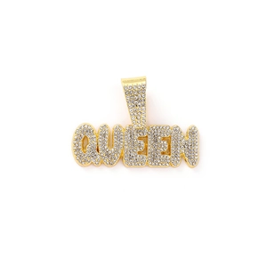 Détail du pendentif QUEEN doré avec incrustation de strass brillants style hip-hop