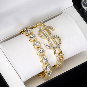 Detail der goldenen Panzerkette mit Dollar-Anhänger und funkelndem Tennis-Armband-Set