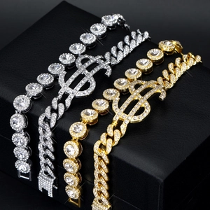 Detailsicht der vergoldeten und versilberten Dollarzeichen-Cuban-Link-Armbänder