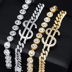 Nahaufnahme von Hip-Hop Dollar-Symbol Panzerketten und Tennis-Armbändern in Gold und Silber