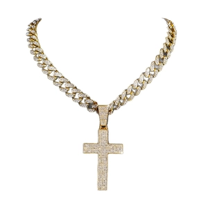 Gouden hiphop ketting met kruishanger ingelegd met kristallen en een cubaanse schakel