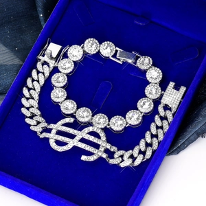 Detailansicht von Dollar-Anhänger mit silberner Panzerkette und Tennisarmband-Set in Box