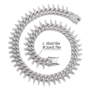 Dettaglio collana cubana con spine da 20mm con dimensioni 45cm 18 pollici lunghezza