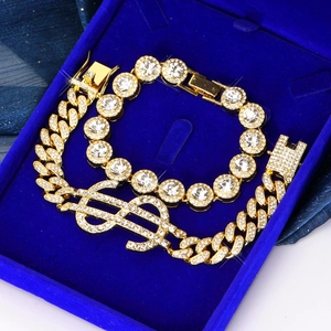 Detail der goldenen Gliederkette mit Dollar-Anhänger und Tennisarmband auf Samt