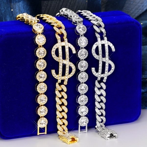 Detail von Hip-Hop-Panzerarmbändern mit Dollarzeichen und runden Tennis-Ketten