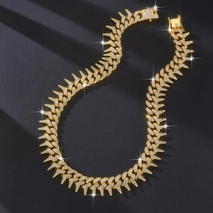 Dettaglio collana cubana da 20mm color oro con maglie a spina e zirconi incastonati