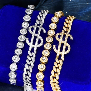 Detailansicht von luxuriösen Gold- und Silber-Dollarzeichen-Armbändern und Ketten
