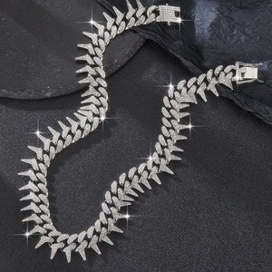 Macro di catena cubana argentata con punte ricoperta di strass bianchi e chiusura a incastro