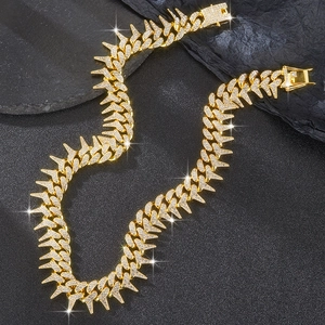 Collana cubana 20mm con spine dorate e strass scintillanti su sfondo nero opaco
